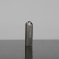 Transparente Kunststoffverpackung mit USB-Stick darin