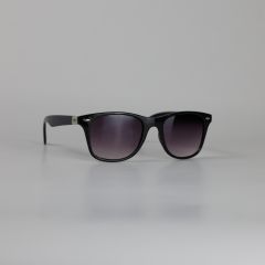 schwarze Sonnenbrille mit verdunkelten Gläsern