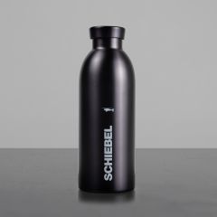 Geschlossene schwarze Trinkflasche, weißes Logo SCHIEBEL und Drohne